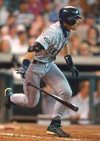 Suzuki 2-for-5, boosts AL-leading average to .365